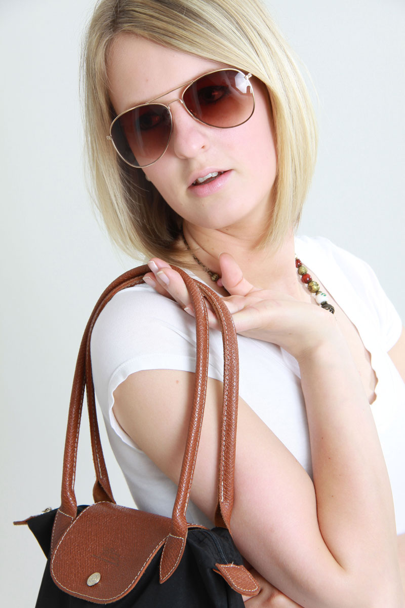 Fotografie Demtold - Silvia Stolzenberg Motiv: Lassige Frau mit Tasche