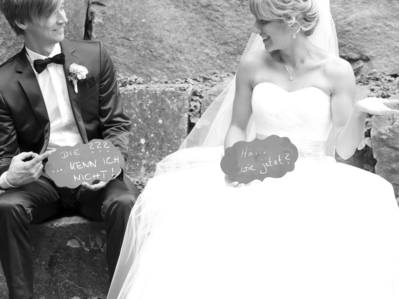 Hochzeitsfotografie Detmold - Silvia Stolzenberg Motiv: Brautpaar sitzend in sw