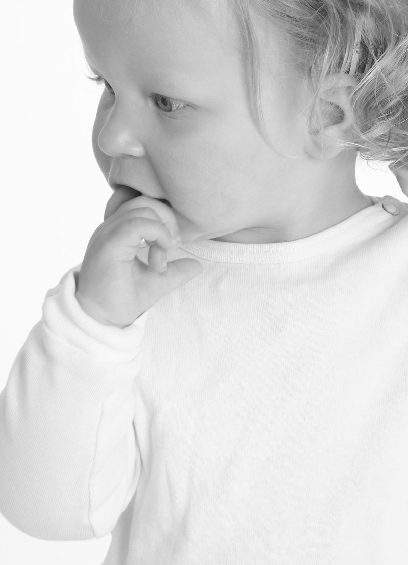 Kinderfotografie Detmold - Silvia Stolzenberg Motiv: Träumendes Kind mit Finger im Mund in Sw