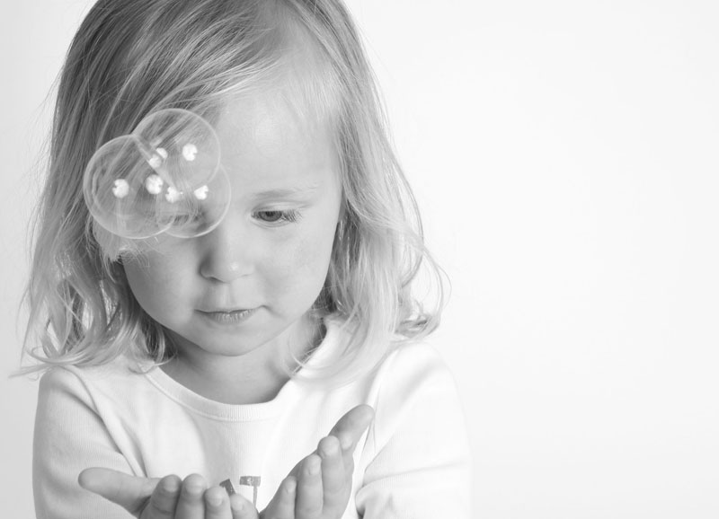 Kinderfotografie Detmold - Silvia Stolzenberg Motiv: Mädchen mit Seifenblase in Sw